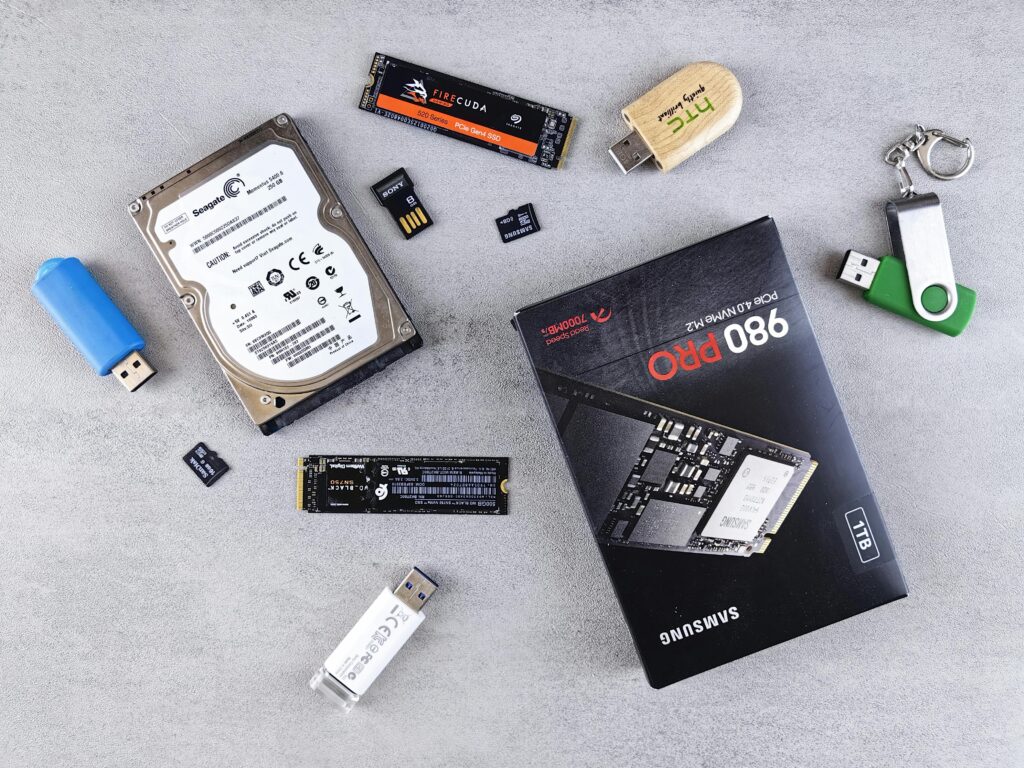 Sammlung von Festplatten und USB-Sticks, die nicht mehr nötig sind